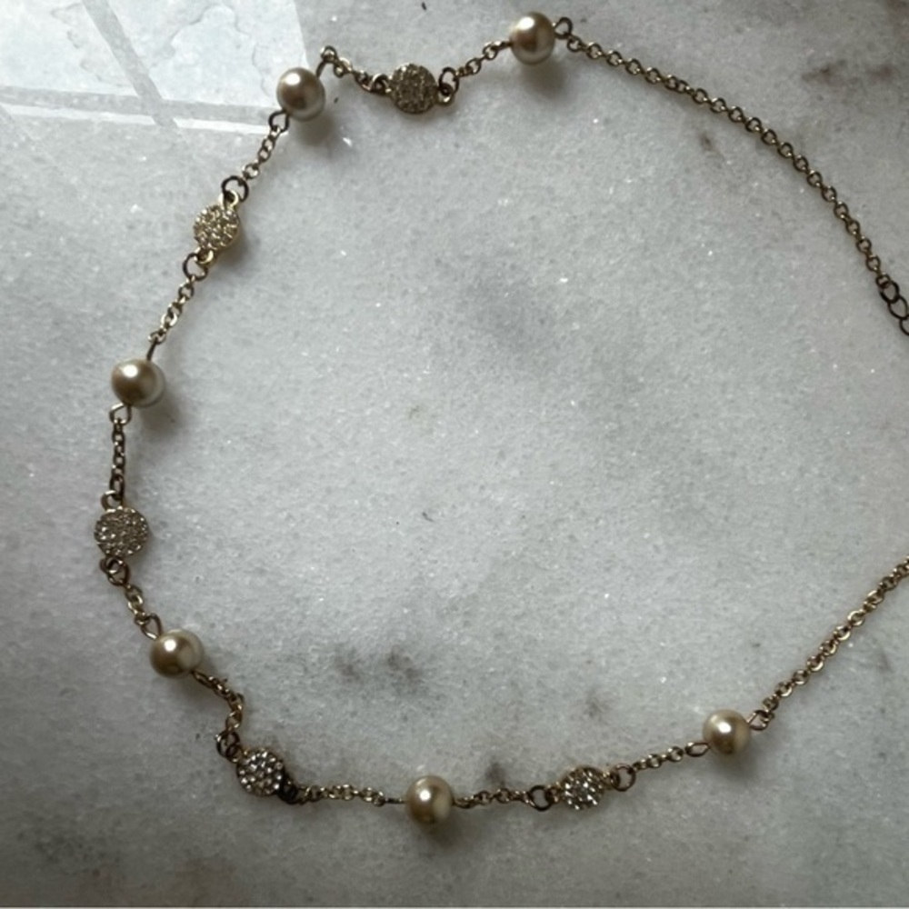 Elegant Gold and Pearl Necklace